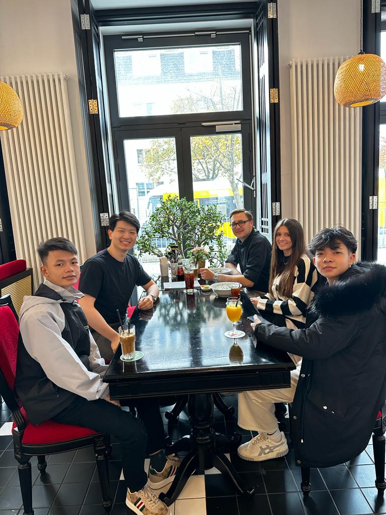 Gemeinsames Essen mit den neuen Auszubildenden für VITRULAN in Berlin