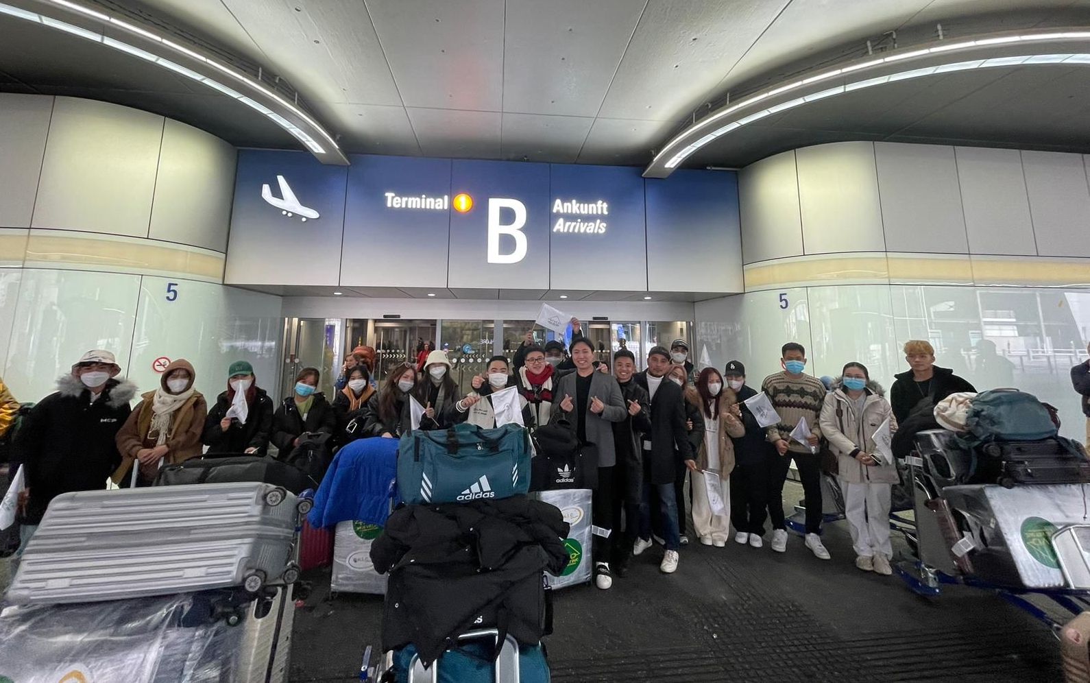 Ankunft einer Gruppe vietnamesischer Auszubildender am Flughafen Frankfurt, Terminal B